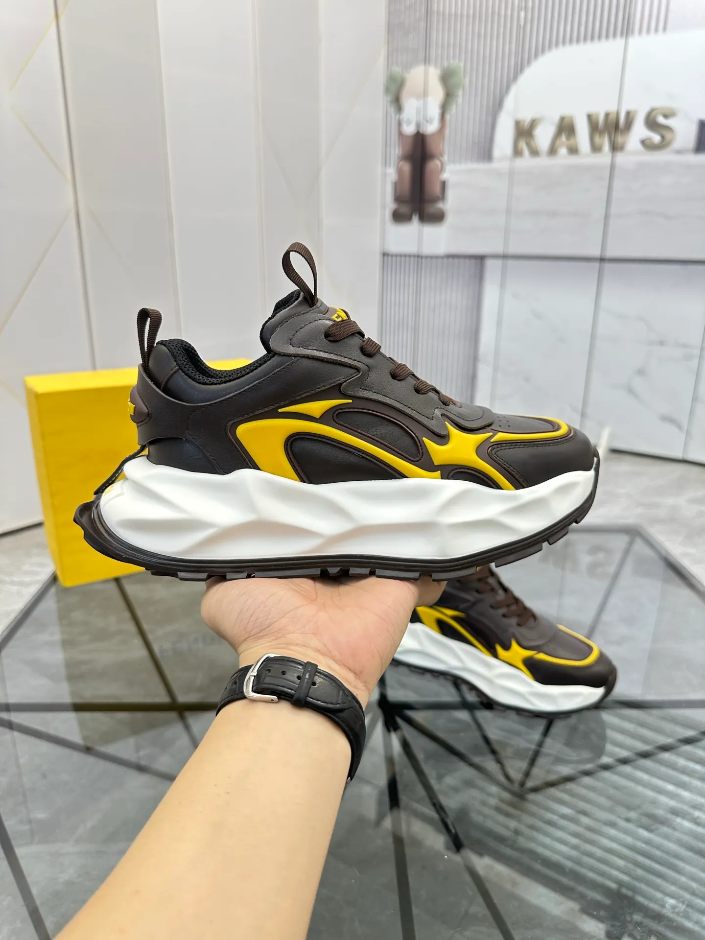 Men's shoes: 💰P580¥ Product trademark: Fendi* "Fendi*" low-top sports shoes Regular size: 39-44 (can be customized to 38.45.46) Product material: imported cowhide upper, breathable lining, original outsole. No.: 0008
